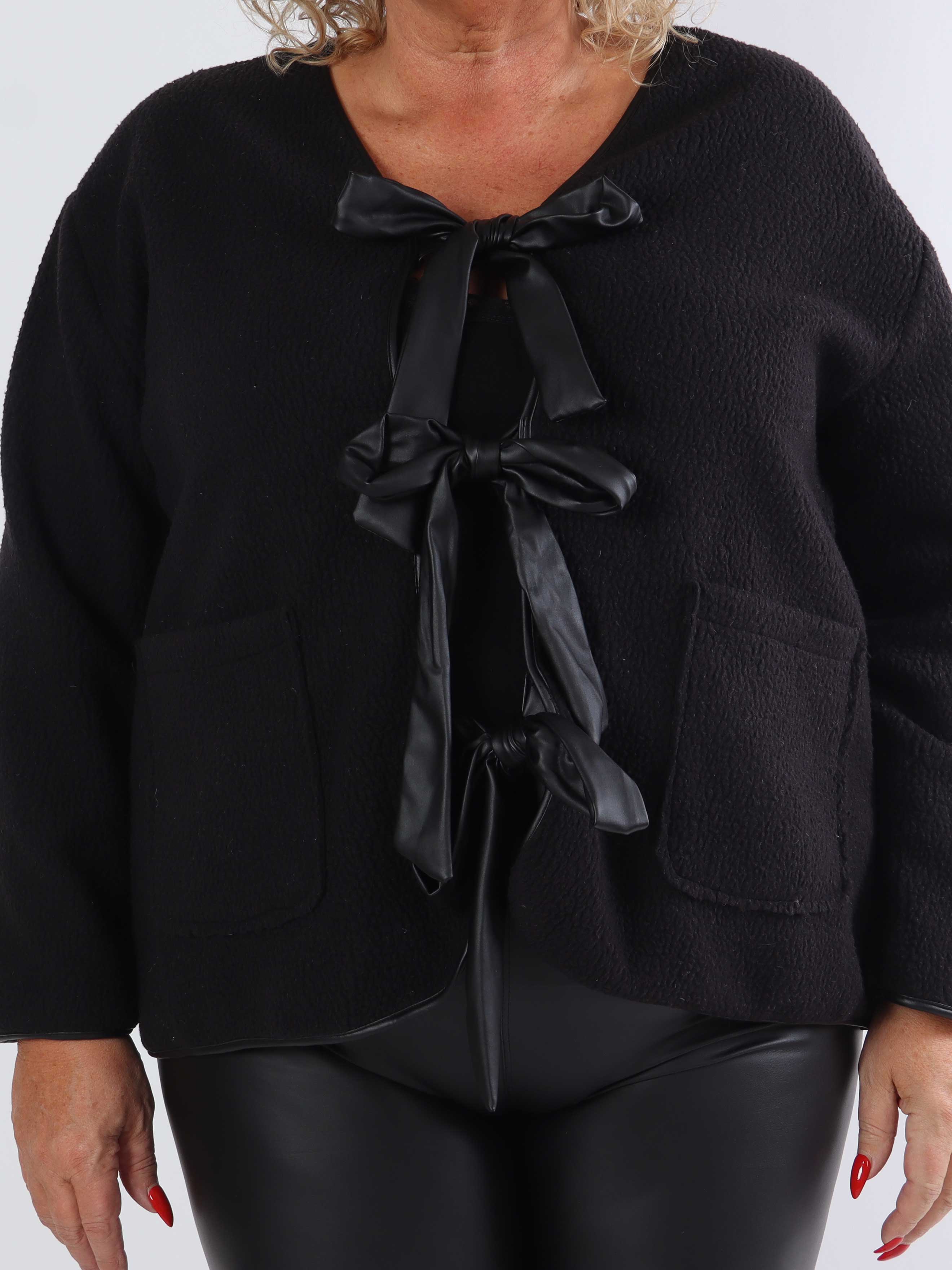 Danya - Fleecekofta i plus size med rosetter i läderlook